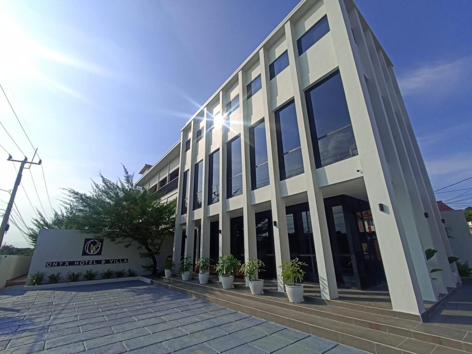 Onyx Hotel & Villa Tanjunguban Exterior photo